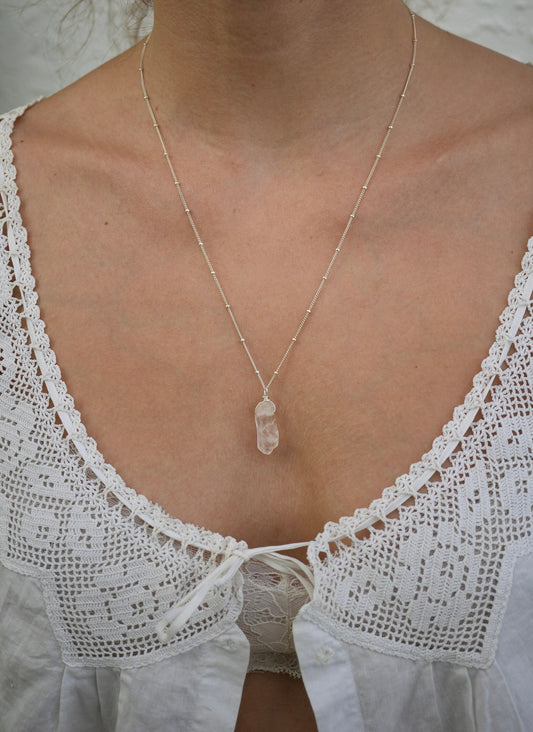 Raw Quartz Necklace || Satellite Sterling Silver Chain || Rough Quartz Gemstone Necklace || Rough Crystal Layering Necklace ||