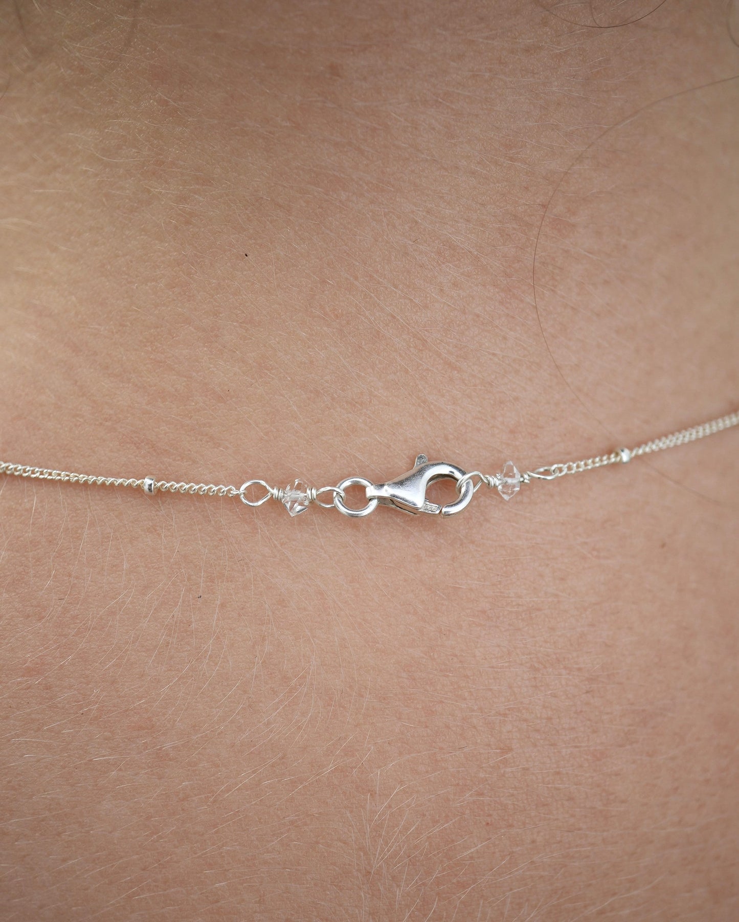 Raw Quartz Necklace || Satellite Sterling Silver Chain || Rough Quartz Gemstone Necklace || Rough Crystal Layering Necklace ||